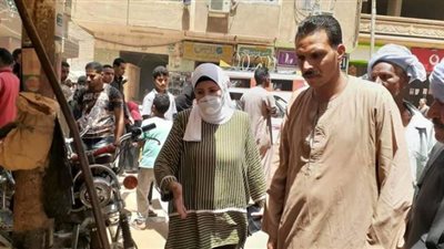 رئيس مدينة نقادة تقود حملة نظافة لفض سوق المركز| صور