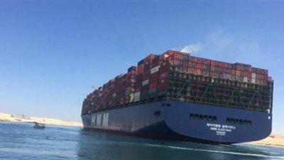 لحظة عبور أكبر سفينة حاويات في العالم بقناة السويس | فيديو