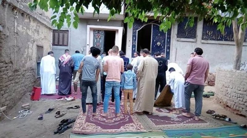 أسرة تقيم صلاة العيد