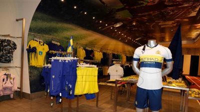 النصر السعودي يطرح كمامات باللونين الأصفر والأزرق