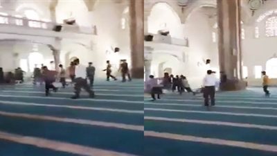 بعد الأغاني الإيطالية.. أتراك ينتهكون حرمة مسجد ويلعبون كرة القدم بداخله | فيديو