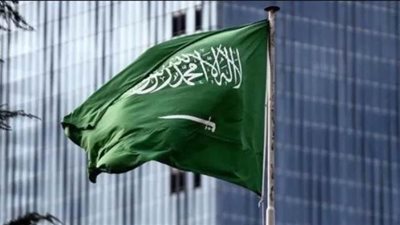 بعد تخفيف إجراءات الحظر.. قرار جديد من السعودية بشأن تأشيرات العمرة والرحلات الدولية