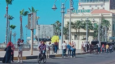 صبية يحتفلون بثالث أيام العيد في ميادين الإسكندرية