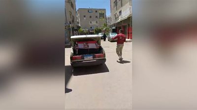 مجموعة شبابية تطلق سيارات بأغاني العيد وتوزع هدايا مغلفة في البحيرة