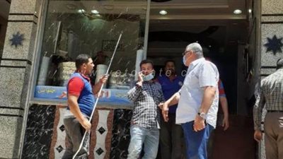 تشميع محال تجارية وصالون حلاقة لخرق قرار الحظر بالشرقية| صور