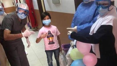 توزيع لعب على الأطفال المصابين بكورونا في عزل بني سويف | صور