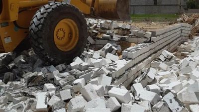 إزالة 34 حالة تعد بالبناء على الأراضي الزراعية وأملاك الدولة بالمنيا