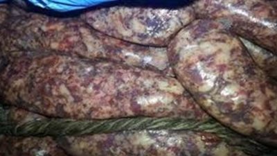 مصادرة 3.5 ألف كيلو سجق ودهون حيوانية فاسدة داخل مصنع بالوراق