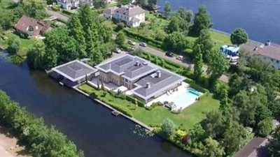 حكيم زياش يمتلك قصرا فاخرا بهولندا رغم رحيله للدوري الإنجليزي | صور