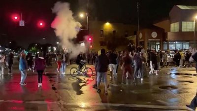 احتجاجات غاضبة إثر مقتل أمريكي تحت قدم شرطي في مينيابوليس الأمريكية | فيديو 