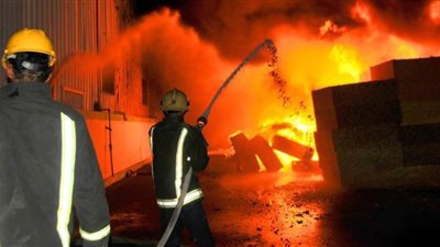 انتداب المعمل الجنائي لمعاينة حريق شب بمخلفات أسفل دائري البساتين