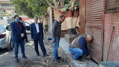 غلق وتشميع ١١ محلاً تجارياً لمخالفتهم قرارات الحظر بالبحيرة