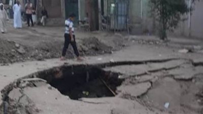 محافظ الجيزة يوجه بسرعة إصلاح هبوط أرضي بالحوامدية | صور