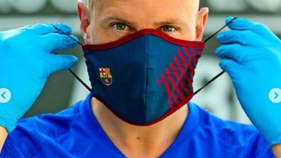 لاعبو برشلونة يلفتون الأنظار بماسك مميز ضد كورونا | صور