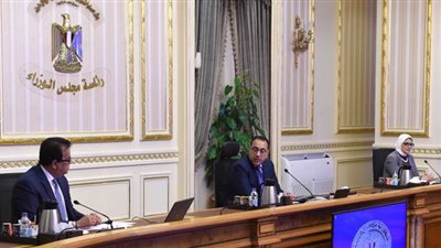 مدبولي يوجه التحية للأطقم الطبية.. ويتعهد بإجراء تحاليل PCR اللازم لهم