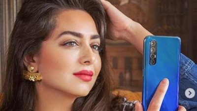 هبة مجدي تكشف عن هاتفها الجديد