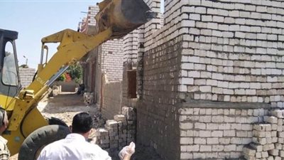 إزالة 39 حالة تعد بالبناء على الأراضي الزراعية وأملاك الدولة بالمنيا