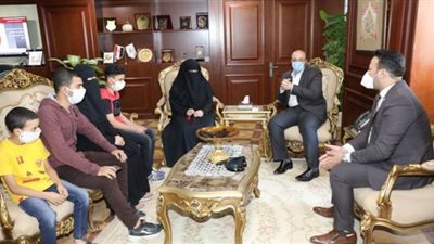 محافظ بني سويف يستقبل أسرة أول شهيد للإسعاف بكورونا: مكتبي دائماً مفتوح لكم