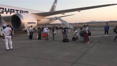 وصول رحلة أبو ظبي إلى مطار مرسى علم وعلى متنها 245 من العالقين | فيديو وصور