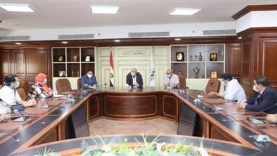 محافظ بني سويف يجتمع بمديري المستشفيات المركزية والعامة لمواجهة كورونا