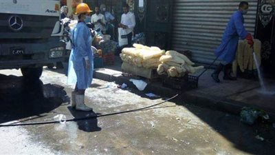 حملة تطهير وتعقيم للشوارع المزدحمة في حي شرق الإسكندرية | صور
