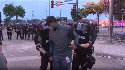 الشرطة تعتقل مراسل CNN أثناء البث الحي لتغطية الاحتجاجات الأمريكية| فيديو