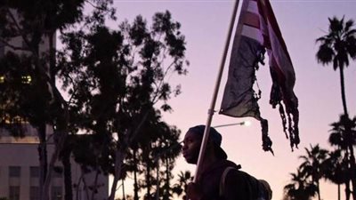 بعد احتجاجات مينيابوليس.. اعتقال ضابط الشرطة المتورط في مقتل جورج فلويد | صور