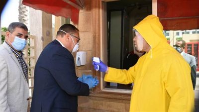 حقيقة إصابة محافظ الشرقية وزوجته بكورونا بعد مخالطته مستشاره المالي