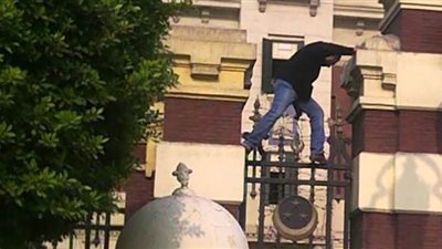 عاوز يديله أكل.. موظف يقفز من سور 