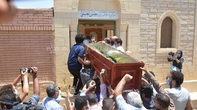 بعد غياب الفنانين.. سعد الصغير يشارك في جنازة حسن حسني مع عائلته بالمقابر | فيديو