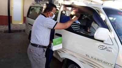 التزام المواطنين بارتداء الكمامة بمواقف الاجرة والمواصلات العامة فى الوادى الجديد