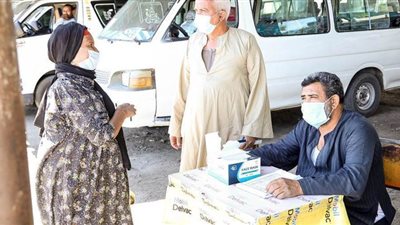 توفير منافذ لبيع الكمامات بمجمع مواقف قنا بسعر التكلفة | صور