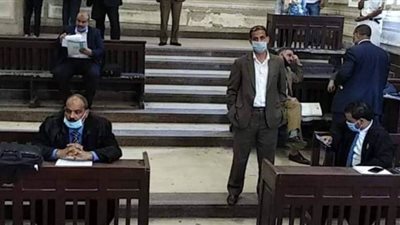 توافد الموظفين والمواطنين بالكمامات على مجمع محاكم الإسكندرية | صور