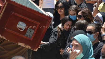 ١٨ صورة ترصد انهيار وبكاء عائلة حسن حسني خلال مراسم الدفن
