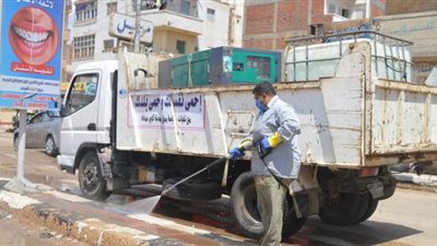 رش وتطهير الشوارع الرئيسية ومحيط المستشفيات بالبحيرة | صور