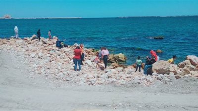 توافد المواطنين والباعة الجائلين على كورنيش الإسكندرية بعد إعادة فتحه | صور