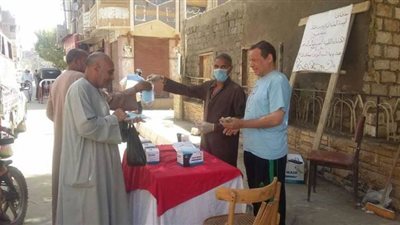 إقبال أهالي قنا على منافذ بيع الكمامات بأسعار مخفضة | صور