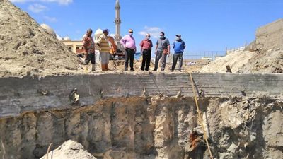 سكرتيرعام بورسعيد يتفقد محطة الصرف الصحي بشارع البترول بالضواحي | صور