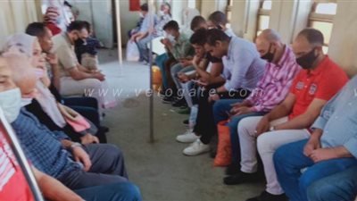 ركاب القطارات بالإسكندرية يلتزمون بارتداء الكمامة والقفازات الطبية l صور