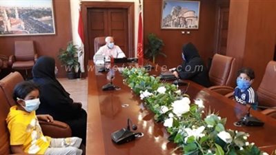 محافظ بورسعيد يستقبل زوجة عامل دليفري توفى في حادث سيارة