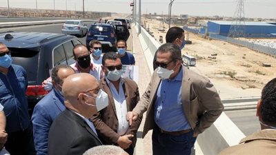 وزير الإسكان يشهد التشغيل التجريبى لأحد الكبارى الجديدة بـ