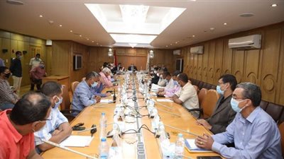 محافظ قنا يعقد اجتماعا لمناقشة ملف إزالة التعديات | صور