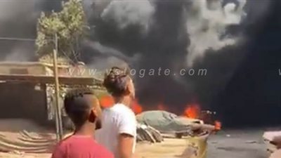 لحظة نشوب حريق هائل بورش الحرفيين في السلام | فيديو