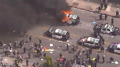 اشتباكات عنيفة بين الأمن والمتظاهرين في مدينة شيكاغو بأمريكا | صور