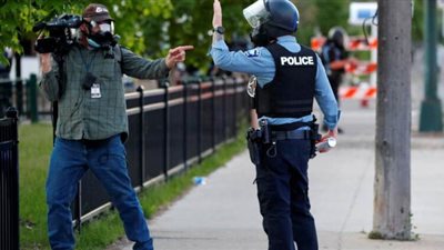 الشرطة الأمريكية تعتدي على الصحفيين في مينيابوليس