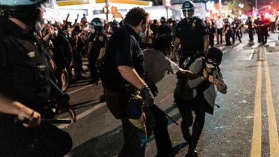 اعتقال 1400 متظاهر وإصابة 13 شرطياً بأمريكا