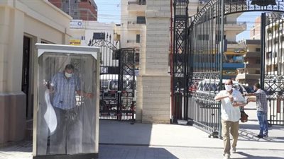 التزام العاملين في جامعة بنها بارتداء الكمامات | صور