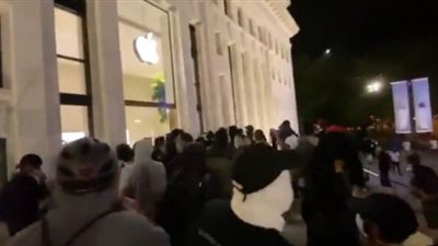 محتجون أمريكيون يحطمون واجهة 