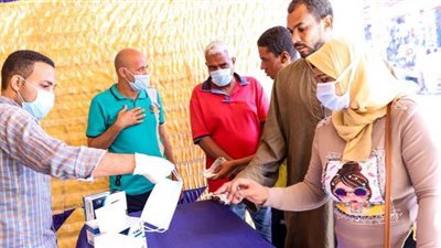 10صور ترصد إقبال أهالي قنا على منافذ بيع الكمامات بأسعار مخفضة