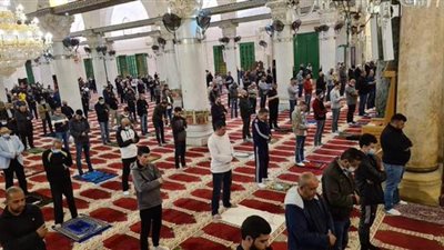 بتكبيرات العيد ودموع الفرح.. المصلون يهرولون بباحة الأقصى | فيديو